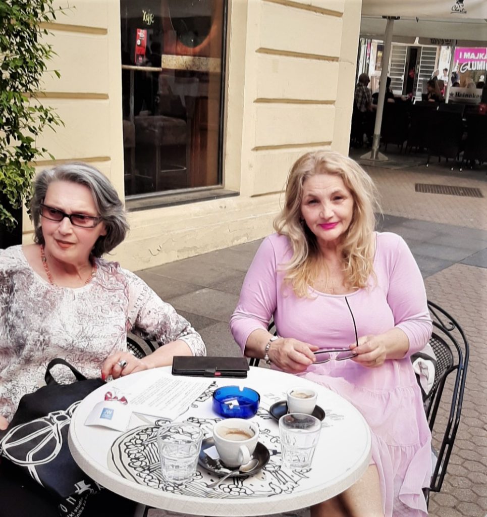 INTERVISTA : Zonja e bukur 70 vjeçare, Neta Brajsha, me origjinë shqiptare nga Zagrebi, ( babai shqiptar dhe nëna kroate), është vetëm një nga viktimat e shumta të tërmetit të fortë të Zagrebit, të datës 22 mars 2022, i cili la pastrehë shumë banorë. Në një moment, ajo mbeti pa asgjë, edhe pse jetonte në apartament prej 60 metra katrorë në qendër të qytetit. Tani e gjithë pasuria e saj janë disa thasë, të cilët mundte t'i çonte nga banesa e saj në dhomën e konviktin të studentëve  'Cvijeto naselje'. Dy vjet më parë, kishte banuar në të për gjashtë muaj, tashmë jeton prej gati një viti e gjysmë në Hostel „Arena“, i cili ndodhet në jugperëndim të qytetit, në Remetinecki Gaj, pranë qendrës tregtare „Arena“, ndërtuar në vitin 1987 para Universiadës.