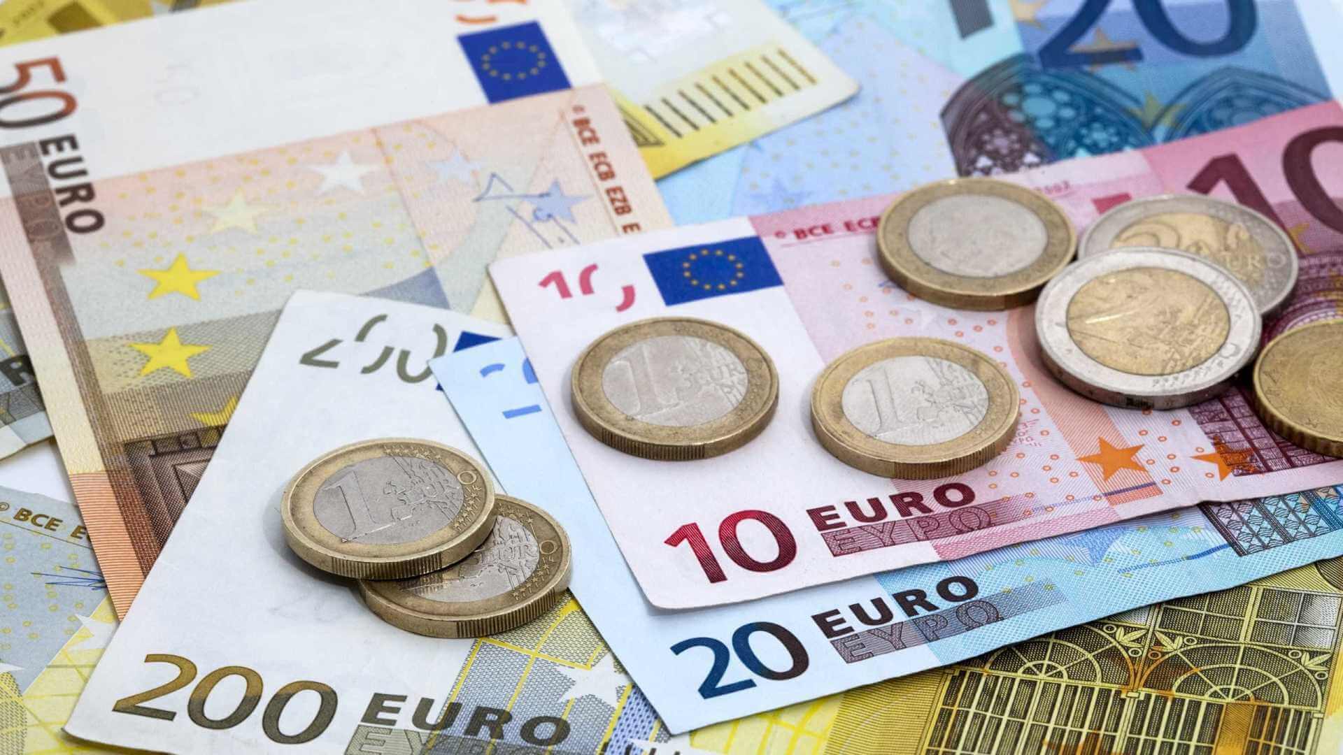 Hrvatska  ulazi u schengenski prostor i postaje 20. članica eurozone, čime je njezina dosadašnja valuta kuna nakon 28 godina nestala iz povijesti.