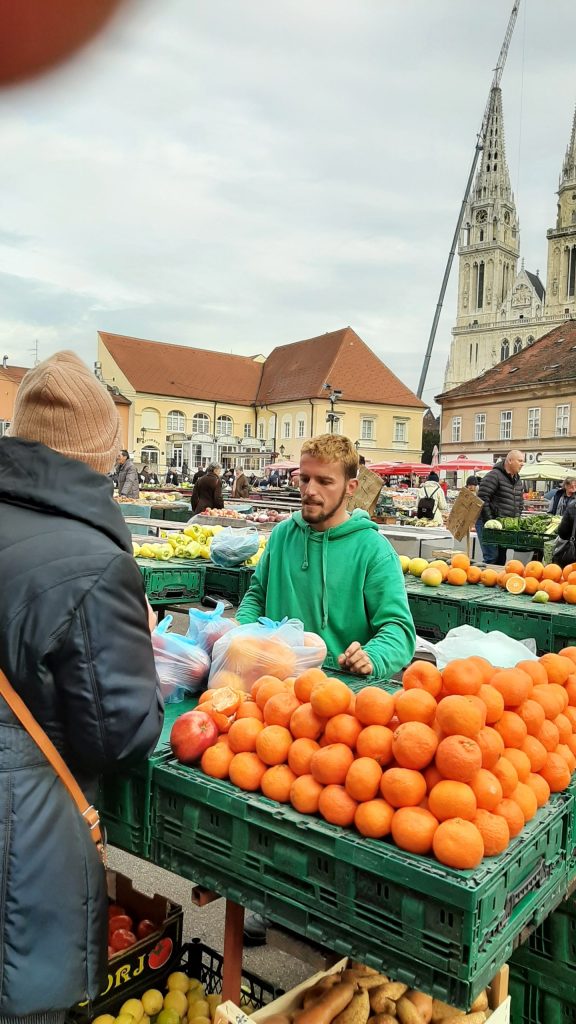 Një djalë me sy blu nga tregu Dolac i Zagrebit  Ëndërroj të punoj në vend të ngrohtë.!.   Ky rrëfim i revistës „Iliria“ flet për një të ri modest i cili vendosi të mos dorëzohej në jetë, punon në fermë për të ndihmuar në ushqyer familjen e tij, por edhe ëndrron...