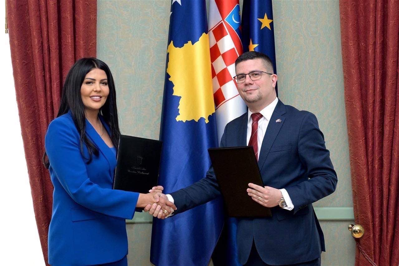 KOMISIONI PËR INTEGRIM EVROPIAN I KUVENDIT TË REPUBLIKËS SË KOSOVËS VIZITOI PARLAMENTIN KROAT Hajdukoviq përshëndeti dorëzimin e aplikimit të Kosovës për anëtarësim në BE dhe shprehu mbështetjen e fuqishme personale, si dhe mbështetjen e Komisionit për Çështje Evropiane në rrugën e Kosovës drejt anëtarësimit në Union. Ai po ashtu theksoi se beson se anëtarësimi i Kosovës në Këshillin e Evropës së shpejti mund të bëhet realitet.